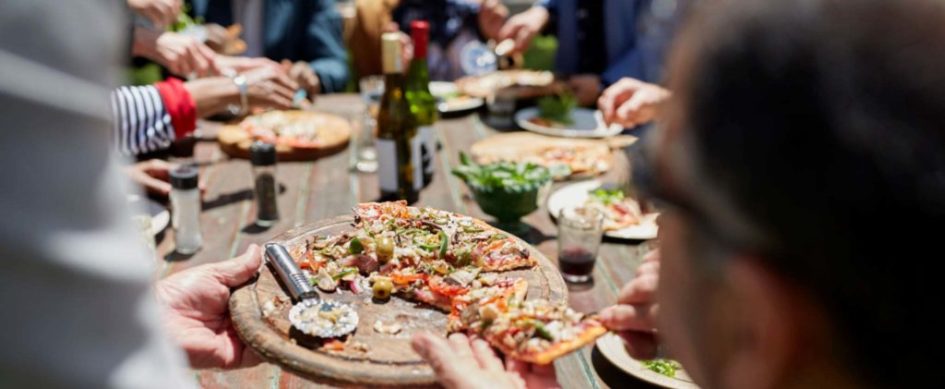 Repas frugal avec des pizzas.
